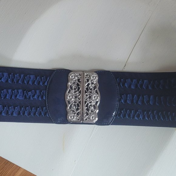 Navy Elastic Ruffle Belt with Interlocking Silver Clasp Buckle - Picture 5 of 5